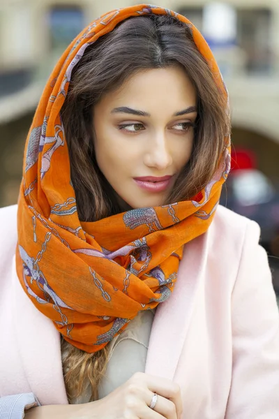 Close up retrato de uma jovem muçulmana usando um lenço na cabeça — Fotografia de Stock