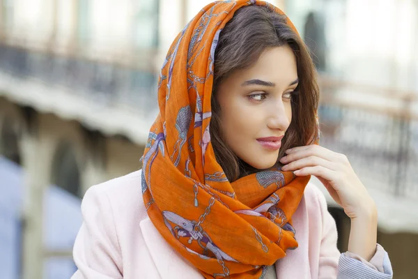 Portret van een jonge moslimvrouw dragen van een hoofddoek close-up — Stockfoto