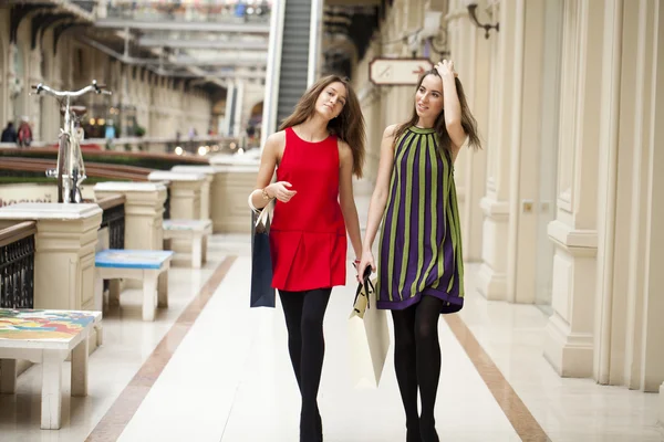 Two beautiful brunette women — Stock Photo, Image