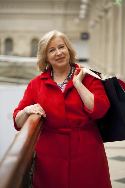 Madura feliz mujer con bolsas de compras —  Fotos de Stock