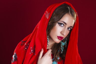 Hint Kırmızı elbiseli genç güzel kadın
