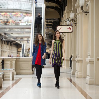 Mağazada alışveriş ile yürüyen iki genç kadın
