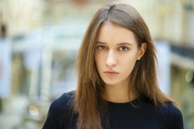 Siyah elbiseli genç güzel kadının yakın çekim