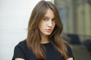 Siyah elbiseli genç güzel kadının yakın çekim