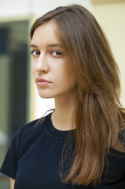 Siyah elbiseli genç güzel kadının yakın çekim