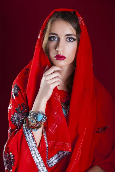 年轻漂亮的女人，穿着印度红 — 图库照片