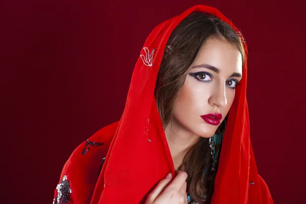 Молодая красивая женщина в индийском красном платье — стоковое фото