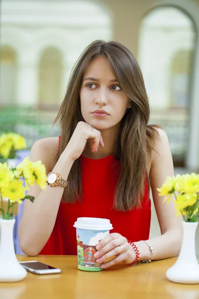 コーヒー ショップに座って幸せの美しいブルネットの少女 — ストック写真