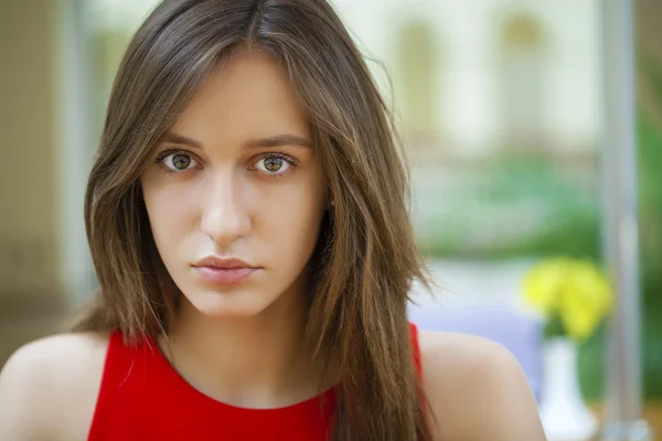 Jovem mulher bonita — Fotografia de Stock