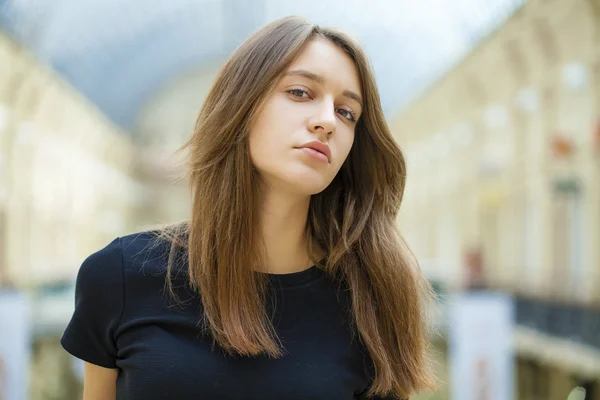 Close up de jovem mulher bonita em vestido preto — Fotografia de Stock