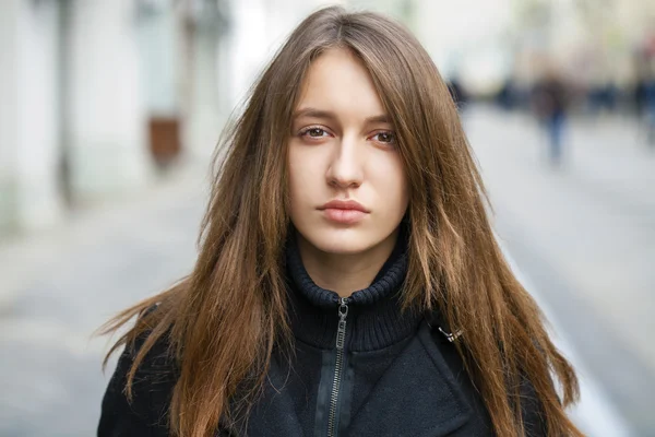 Ung vacker brunett kvinna — Stockfoto