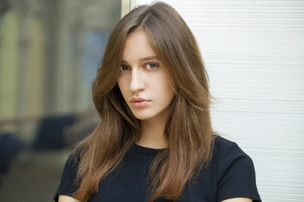 Close up de jovem mulher bonita em vestido preto — Fotografia de Stock