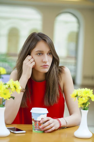 Felice Bella ragazza bruna seduta in una caffetteria — Foto Stock