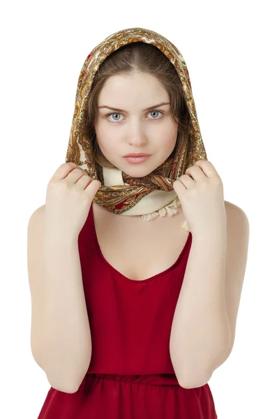 Jeune femme blonde dans une écharpe rouge dorée — Photo