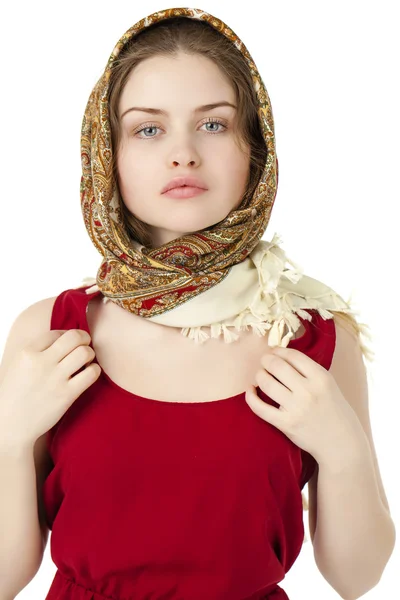 Mujer rubia joven en una bufanda roja dorada — Foto de Stock