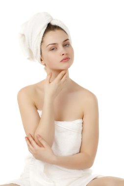 Beyaz tow giyen taze ve güzel esmer kadın portresi