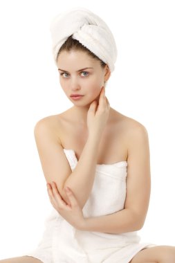 Beyaz tow giyen taze ve güzel esmer kadın portresi