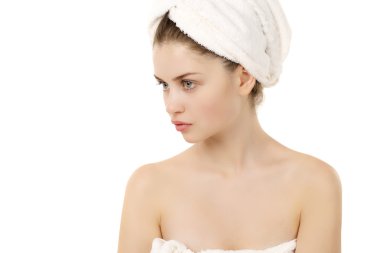 Beyaz tow giyen taze ve güzel esmer kadın portresi