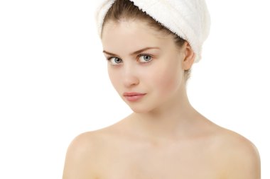 Beyaz tow giyen taze ve güzel esmer kadın portresi