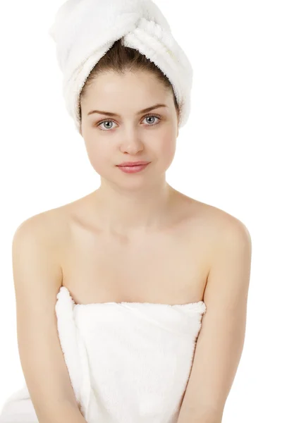 Güzel bir genç kadın beyaz havlu poz — Stok fotoğraf