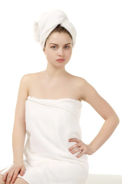 Retrato de mulher morena fresca e bonita vestindo reboque branco — Fotografia de Stock