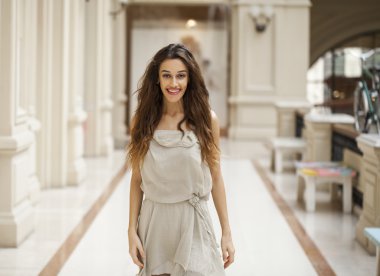 Portre yakın çekim bej dre içinde genç güzel esmer kadın