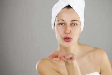 güzel bir genç kadın beyaz havlu poz