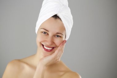 güzel bir genç kadın beyaz havlu poz