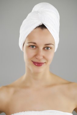 güzel bir genç kadın beyaz havlu poz