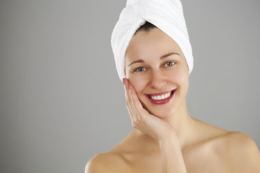 güzel bir genç kadın beyaz havlu poz