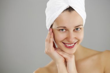 güzel bir genç kadın beyaz havlu poz