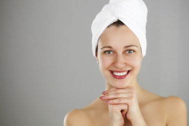 güzel bir genç kadın beyaz havlu poz