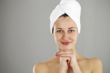 güzel bir genç kadın beyaz havlu poz