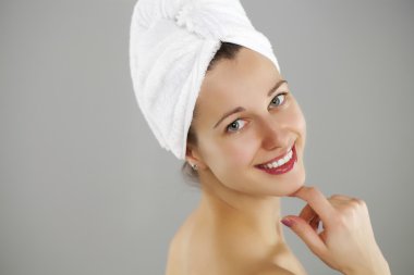 güzel bir genç kadın beyaz havlu poz