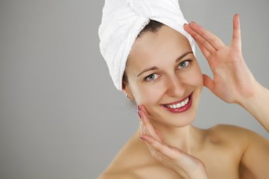 güzel bir genç kadın beyaz havlu poz