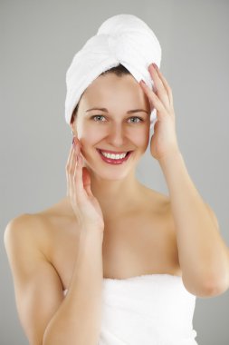 güzel bir genç kadın beyaz havlu poz