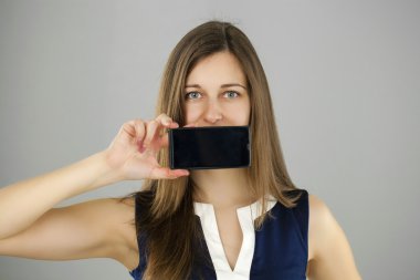 Güzel esmer gösteren akıllı telefon 