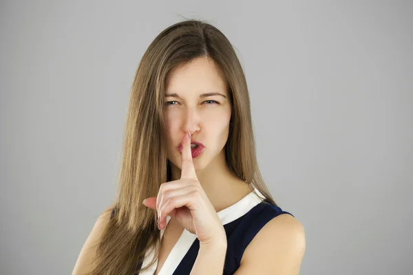 Retrato de mujer joven atractiva con el dedo en los labios —  Fotos de Stock