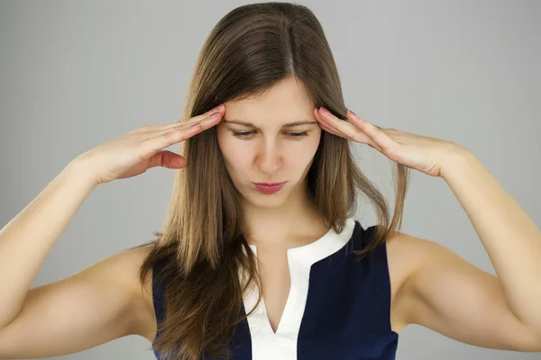 Jonge vrouw lijden van de pijn — Stockfoto