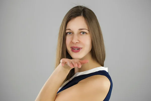 Mladá bruneta žena fouká při odesílání vzduchu polibek — Stock fotografie