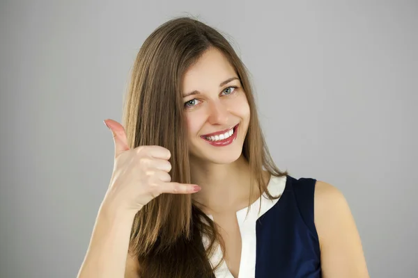 Mujer feliz haciendo un gesto de llamarme — Foto de Stock