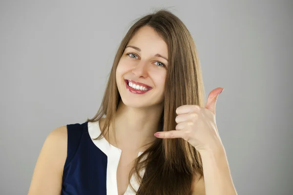 Mujer feliz haciendo un gesto de llamarme — Foto de Stock