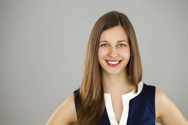 Hermosa cara de mujer de cerca retrato joven estudio en gris — Foto de Stock