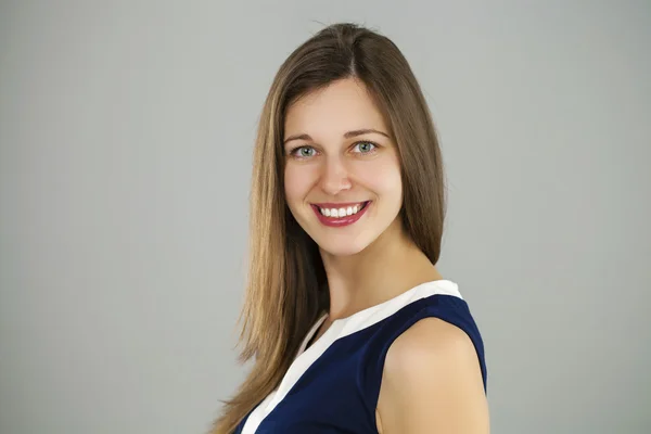 Hermosa cara de mujer de cerca retrato joven estudio en gris — Foto de Stock