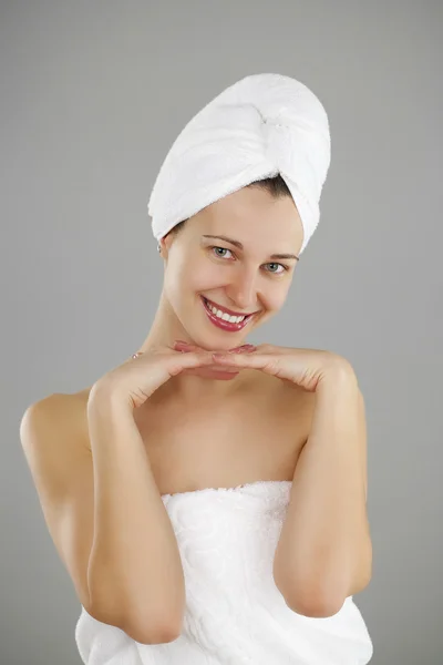 Bella giovane donna in posa in asciugamano bianco — Foto Stock
