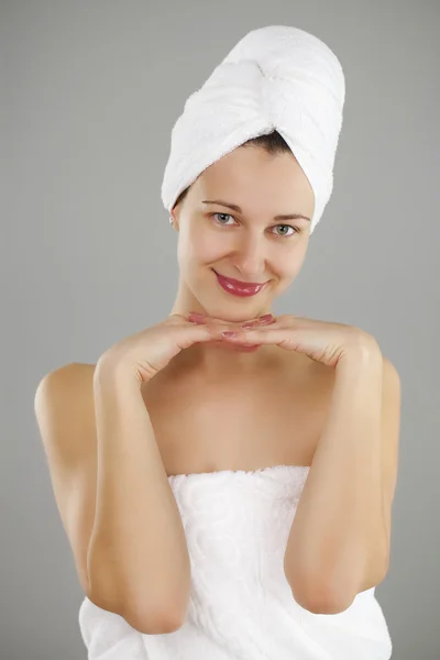 Vacker ung kvinna poserar i vit handduk — Stockfoto