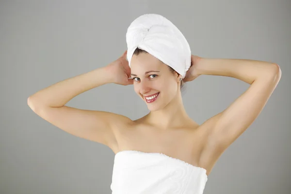 Mulher bonita posando em toalha branca — Fotografia de Stock