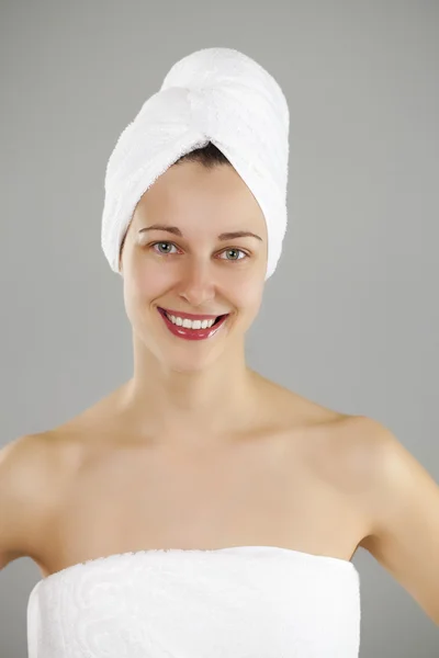 Mooie jonge vrouw poseren in witte handdoek — Stockfoto