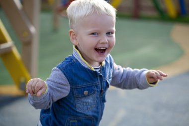 Sarışın bebek oğlan mavi tişört ve kot pantolon