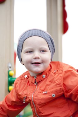 Küçük çocuk sonbahar parkta oyun oynarken